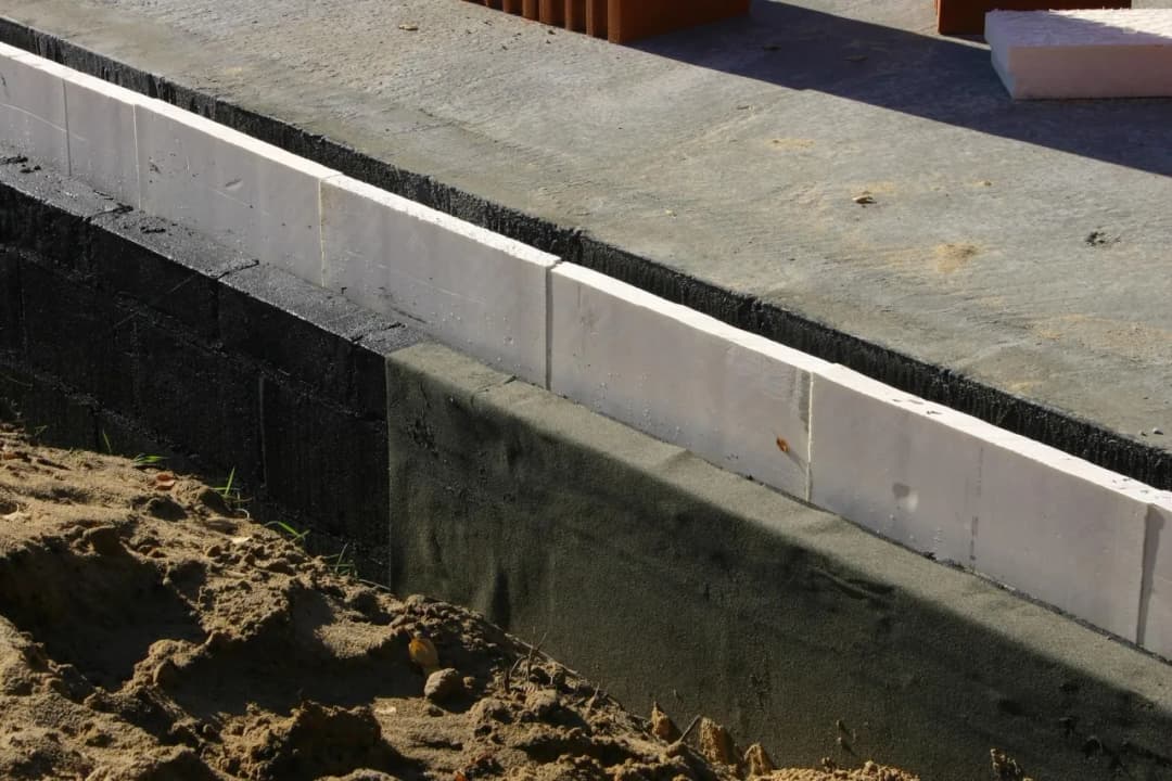 Ile styropianu na fundament? Kluczowe grubości dla Twojego domu