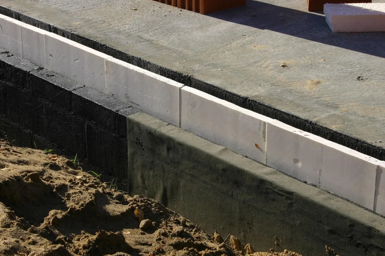 Ile styropianu na fundament? Kluczowe grubości dla Twojego domu