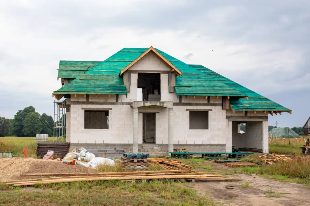Ile kosztuje budowa domu 100m2 z poddaszem? Sprawdź realne ceny!
