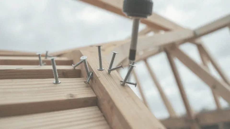 Gwoździe do łat i kontrłat: jaki wybrać? Praktyczny poradnik