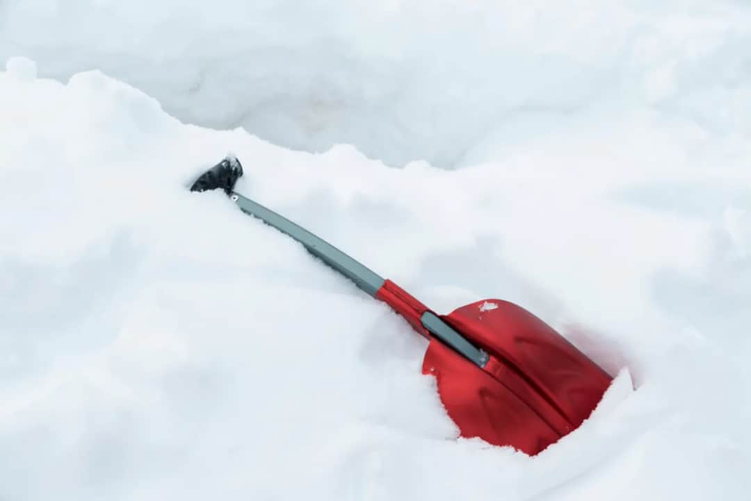 Jak wybrać odpowiednią łopatę do śniegu, aby uniknąć trudności?