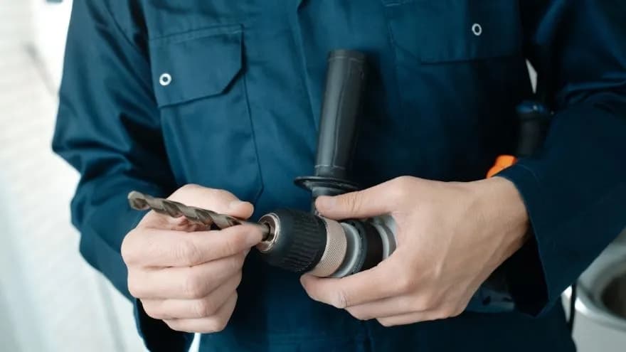 Jak założyć wiertło do wiertarki? Prosty poradnik krok po kroku Jak założyć wiertło do wiertarki? Prosty poradnik krok po kroku