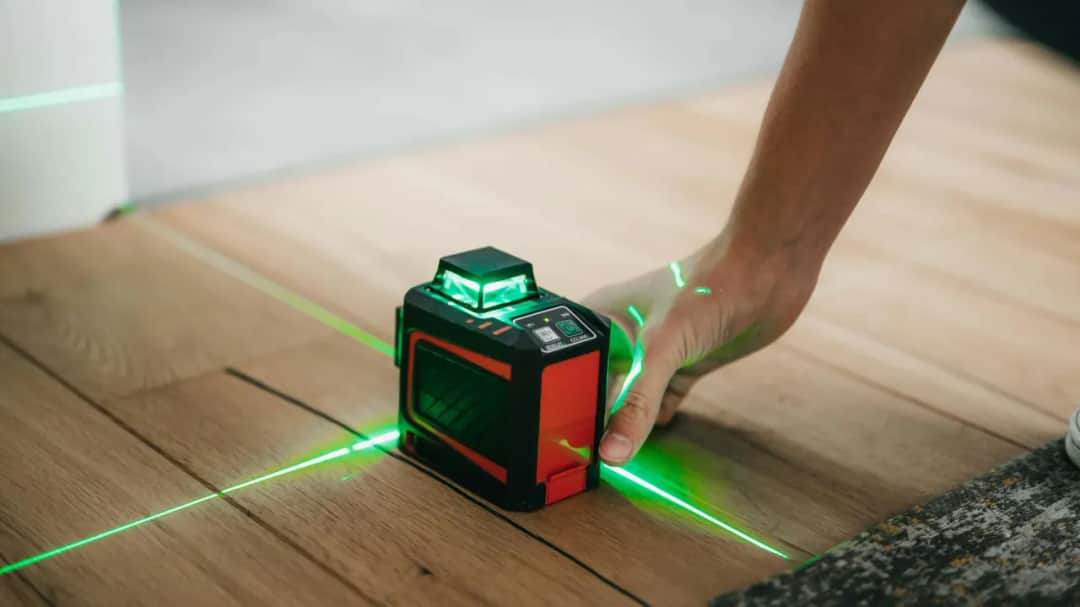 Jak działa poziomica - poznaj mechanizmy i zastosowanie w budownictwie