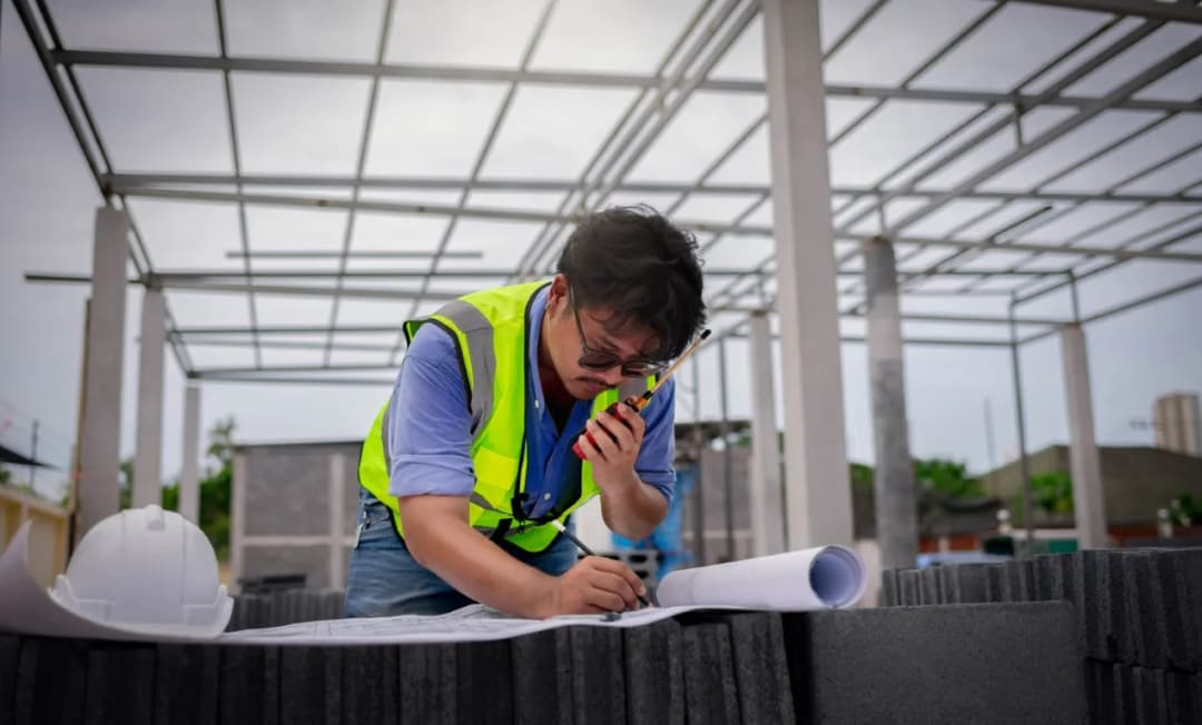 Na czym polega praca dekarza? Kluczowe umiejętności i zadania