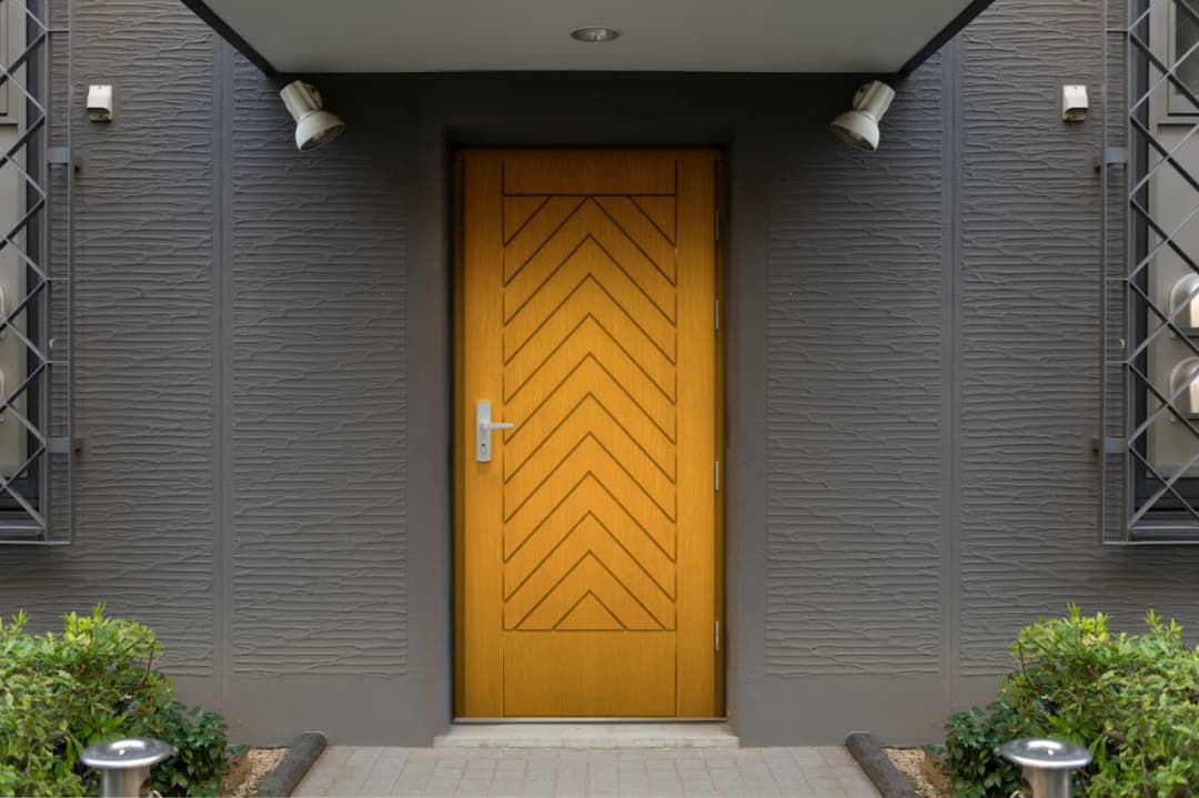 Drewniane wejście do domu: jak wybrać najlepsze drzwi na lata