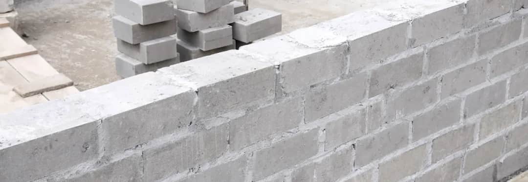 Fundamenty z bloczków betonowych czy wylewane - porównanie kosztów 2025