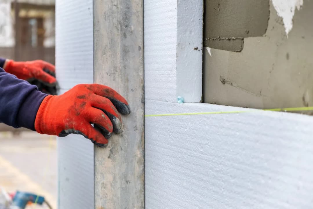 Jak prawidłowo przykleić styropian do fundamentów budynku. Kompletny poradnik krok po kroku