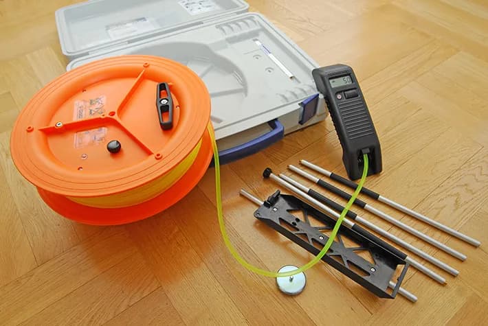 Jak poziomica wężowa może ułatwić Twoje prace budowlane i ogrodnicze