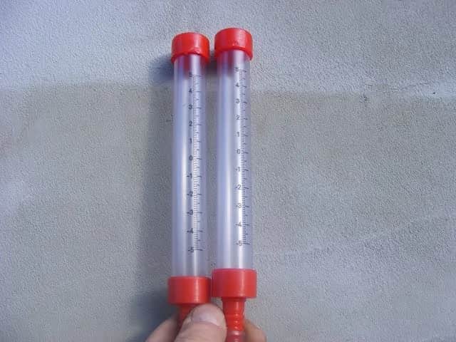 Jak działa poziomica wodna i jak uniknąć błędów przy pomiarze