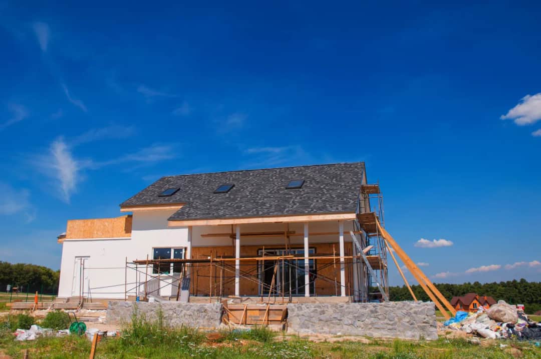 Ile naprawdę kosztuje budowa domu parterowego 80m2? Sprawdź kosztorys i oszczędności