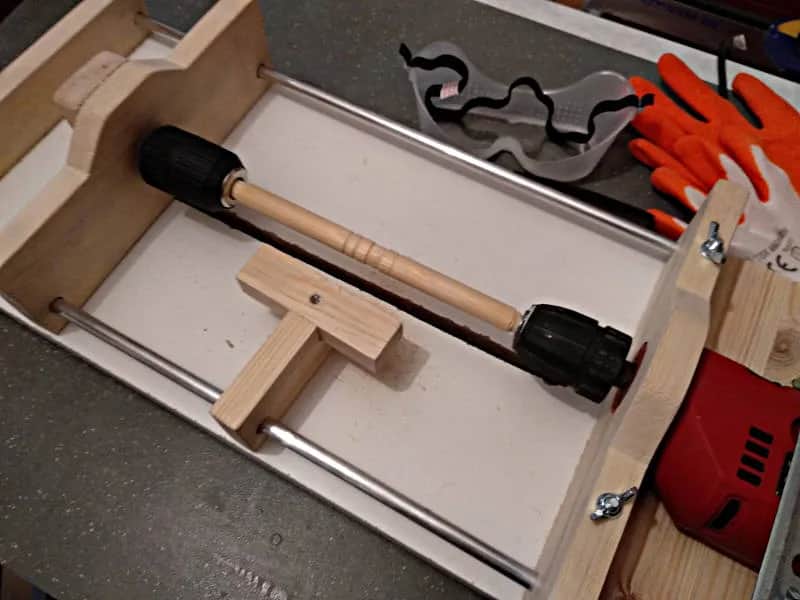 Tokarka z wiertarki: Zbuduj sam Prosty poradnik DIY