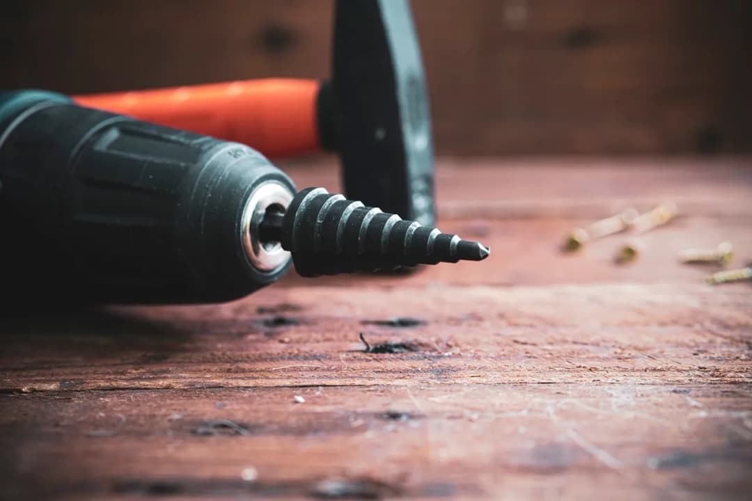 Jak naostrzyć wiertło do metalu? Praktyczny przewodnik krok po kroku