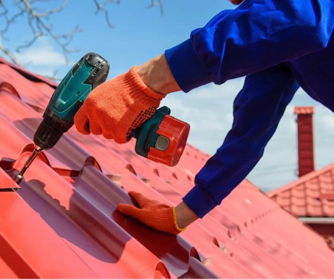 Jaka wkrętarka dla dekarza? Oto modele, które ułatwią pracę na dachu