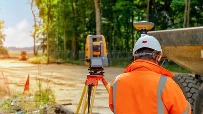 Jak zostać geodetą? Kluczowe kroki i wymagania, które musisz znać