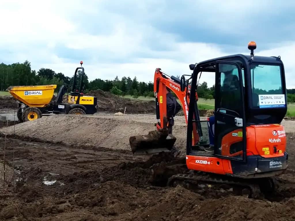 Ile kosztuje minikoparka? Ceny, wynajem, leasing - pełny przewodnik