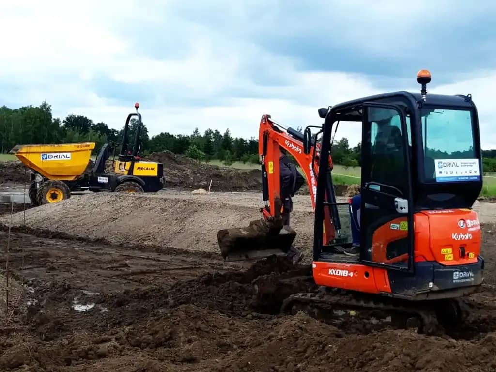 Ile kosztuje minikoparka? Ceny, wynajem, leasing - pełny przewodnik