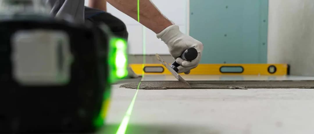 Jaką poziomicę laserową kupić, aby uniknąć błędów w remontach?