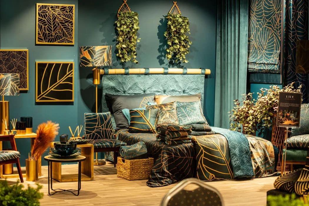 Sypialnia butelkowa zieleń i drewno - inspirująca stylistyka i dodatki