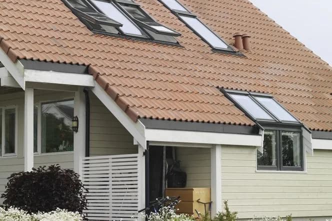 Czy okna kolankowe są warte swojej ceny? Zalety, wady i opinie ekspertów