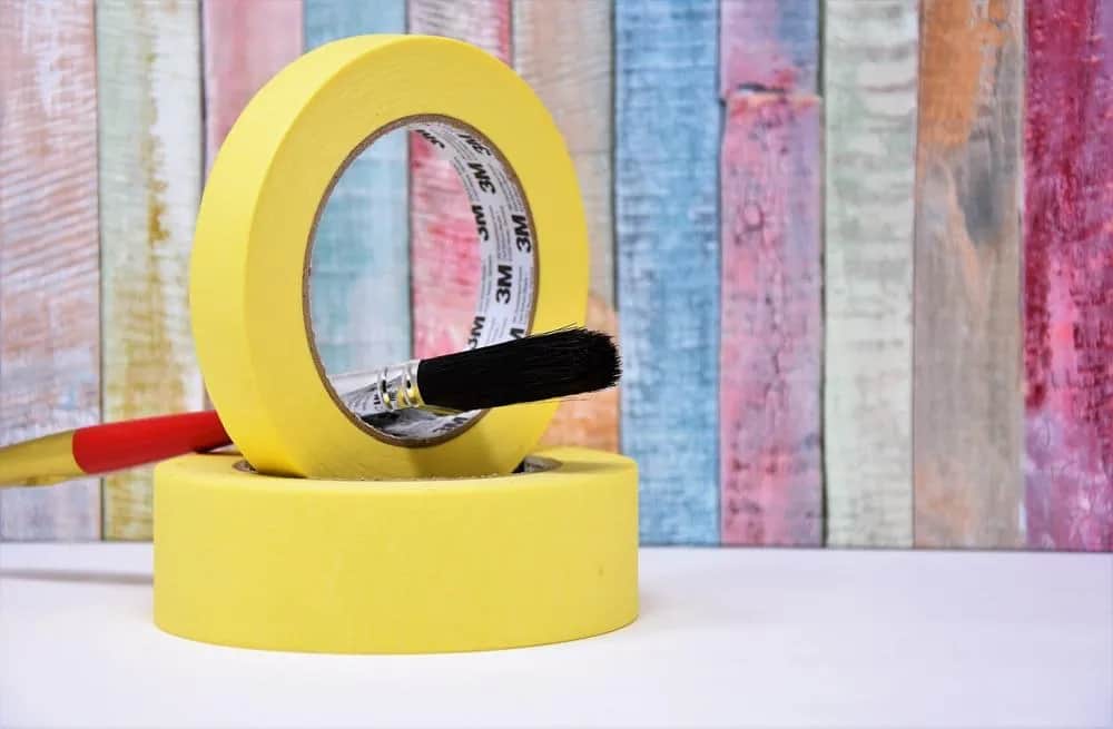 Skuteczne sposoby na usunięcie taśmy malarskiej z okien bez uszkodzeń