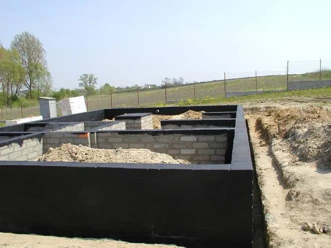 Jaką masę bitumiczną na fundament wybrać: skuteczna izolacja domu