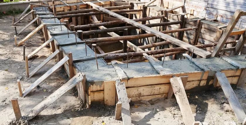 Jakie Deski Najlepiej Sprawdzą Się w Szalunku Fundamentu?