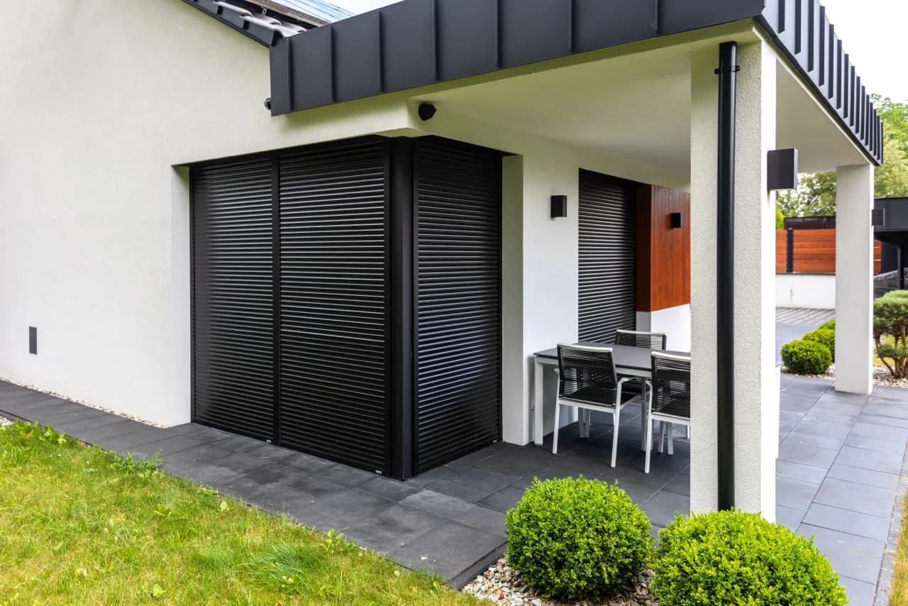 Rolety zewnętrzne – rodzaje i zalety