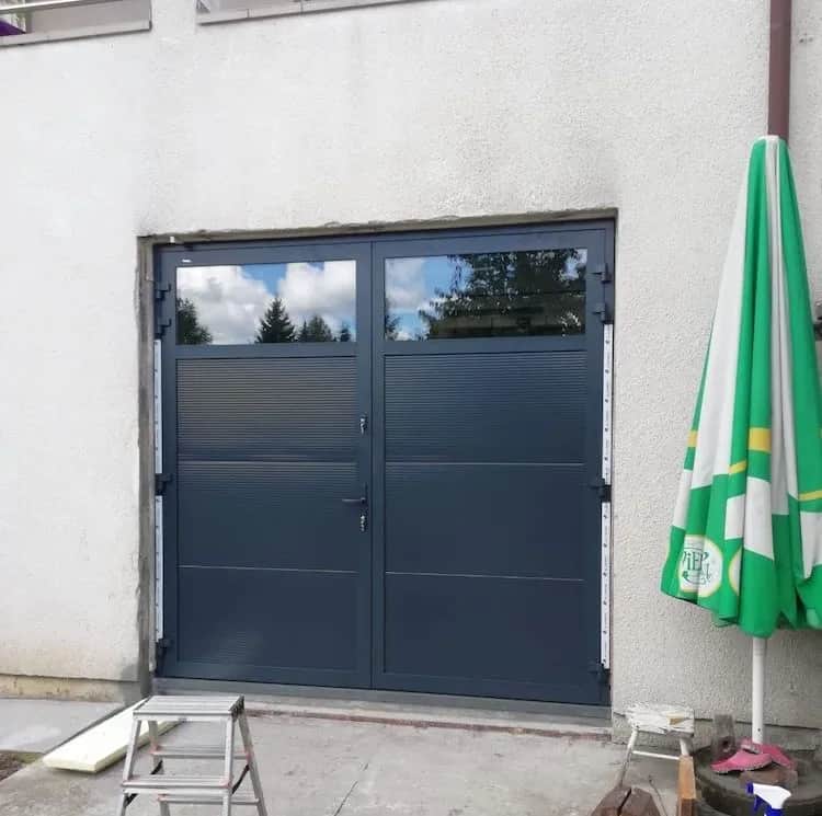 Jakie drzwi do garażu wybrać: porównanie rodzajów i właściwości 2025