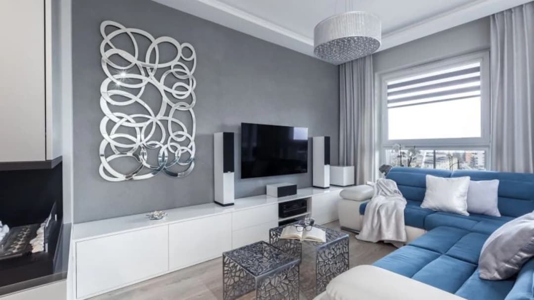 Jak kreatywnie zaaranżować pokój z szarymi ścianami - pomysły i inspiracje