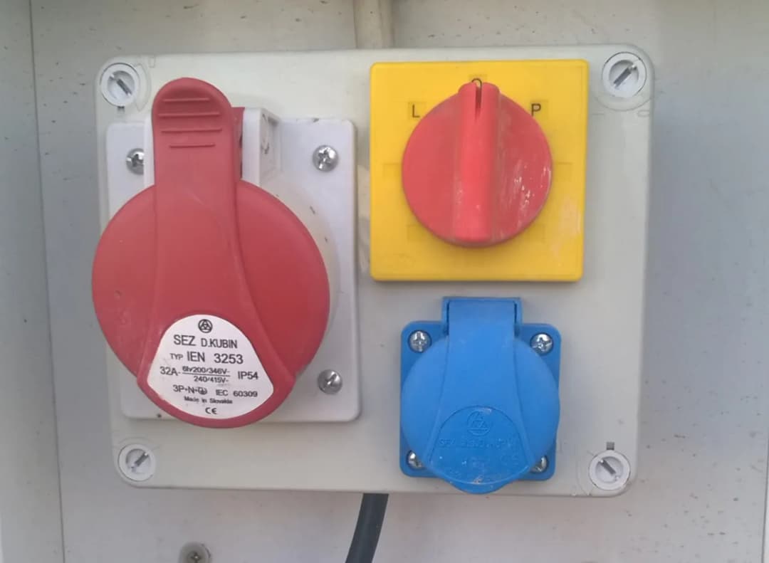 Gniazdka do garażu: Jak wybrać i bezpiecznie zainstalować?