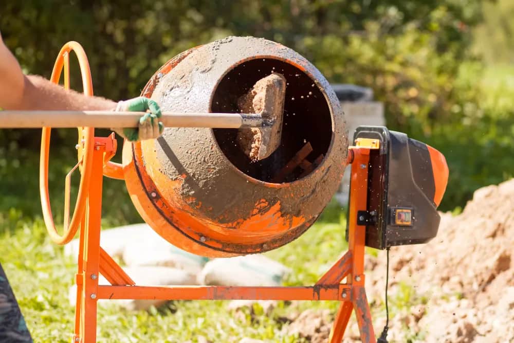Jak wybrać odpowiednią betoniarkę na budowę - kluczowe wskazówki