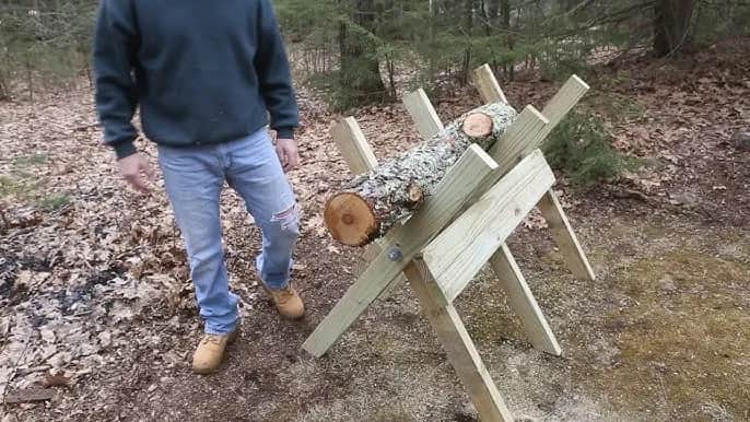 Koziołki do cięcia drewna: Jak ułatwić sobie pracę w ogrodzie?