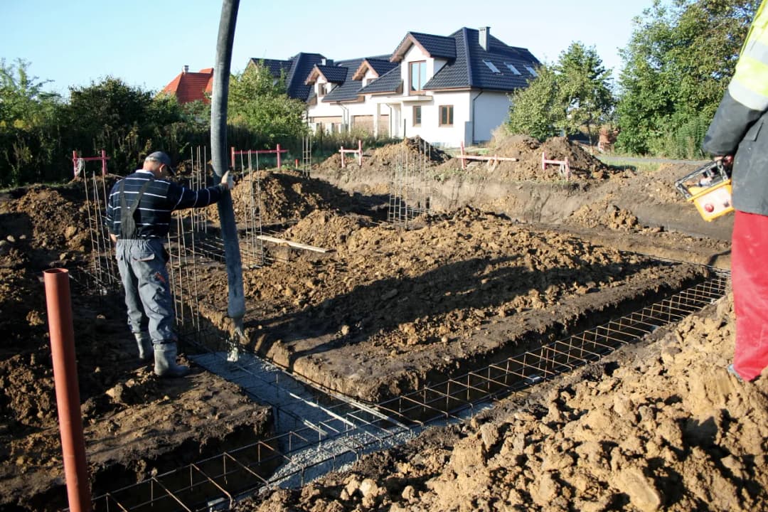 Jak się robi fundamenty pod dom: 10 kluczowych kroków do sukcesu budowy