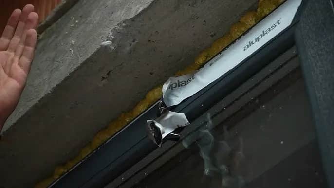 Skuteczne sposoby na usunięcie taśmy z okien bez resztek kleju