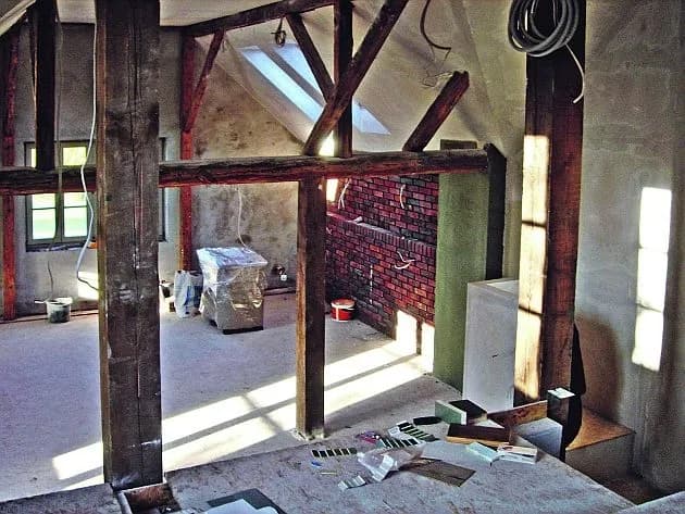 Ile naprawdę kosztuje remont domu drewnianego? Sprawdź, jak zaoszczędzić!