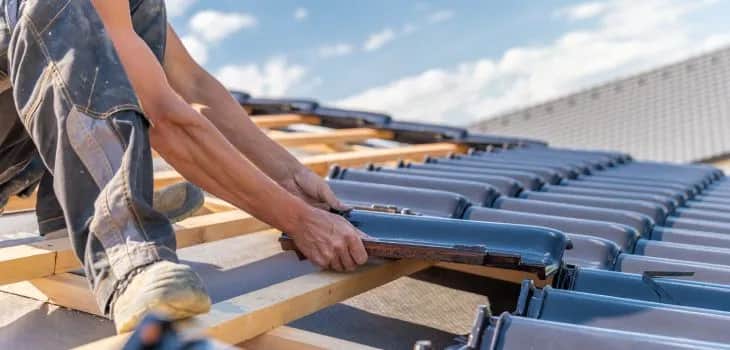 Ile zarabia początkujący dekarz? Sprawdź realne wynagrodzenia w Polsce