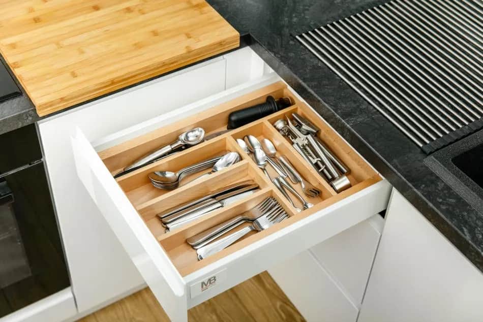 Magnes do szuflad: Prosty sposób na porządek w kuchni?
