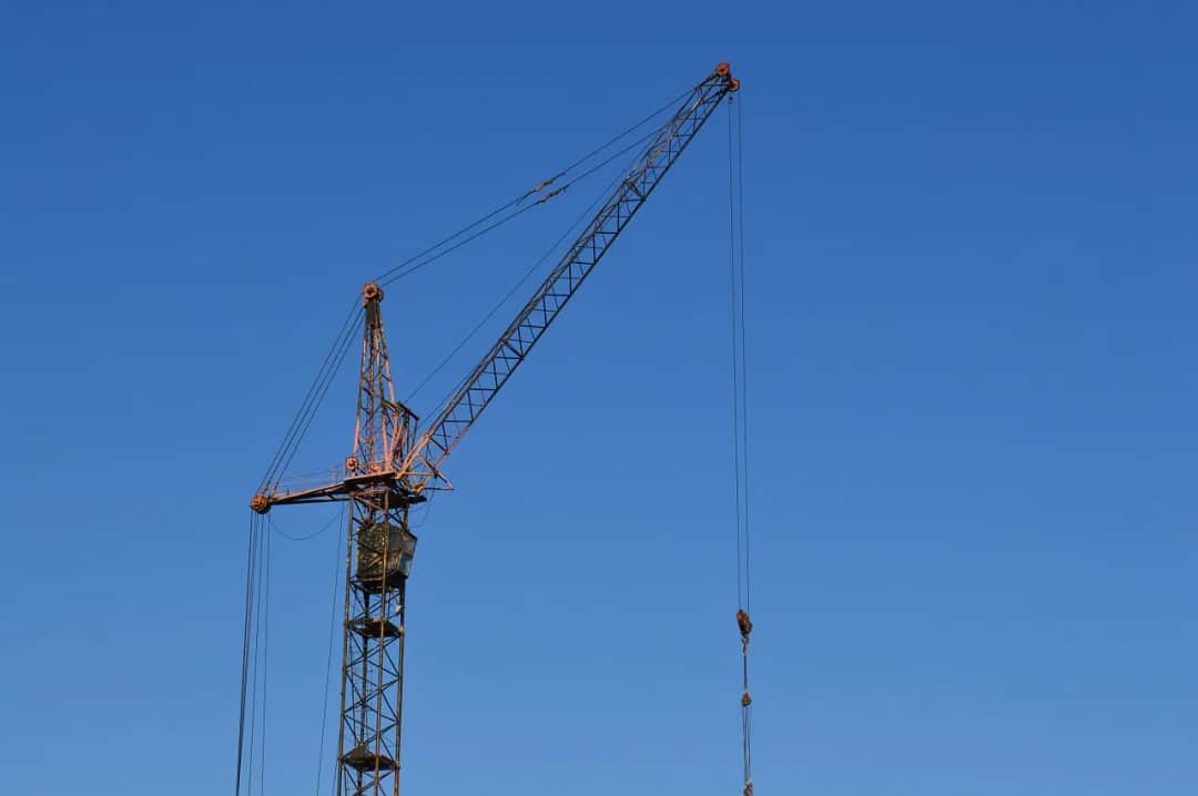 Jak działa dźwig - zrozum mechanizmy i zastosowania w budownictwie