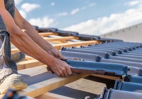 Pomocnik dekarza: Obowiązki, zarobki i kariera w 2025 r.