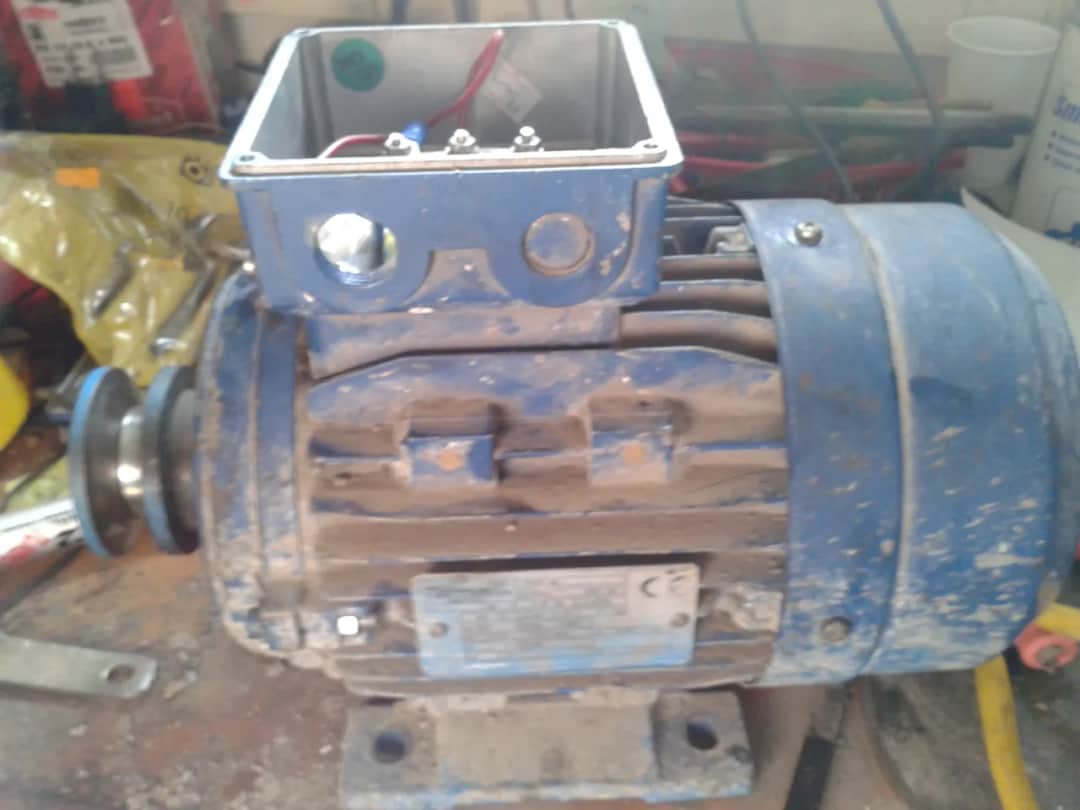 Jaki silnik do betoniarki 230V wybrać, aby uniknąć problemów?