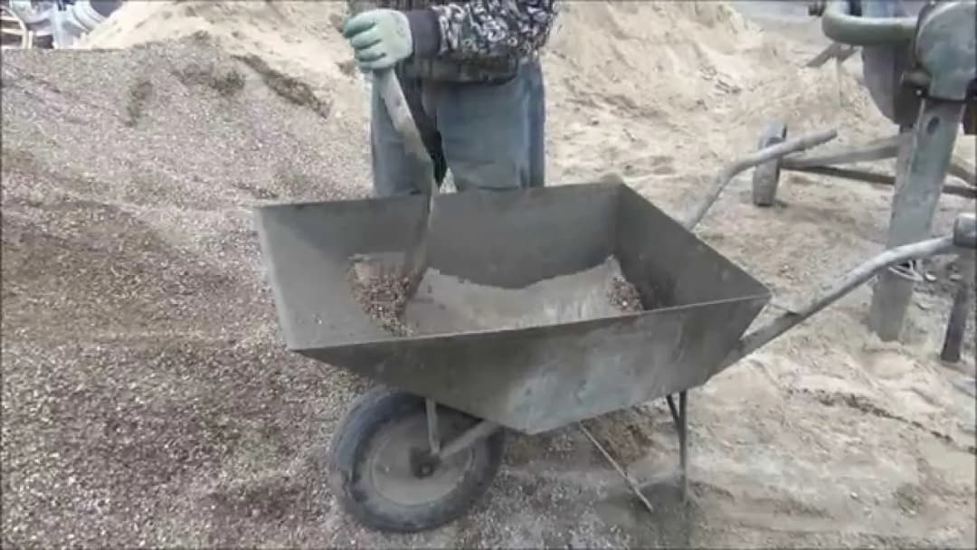 Jak zrobić suchy beton w taczce - uniknij błędów i uzyskaj idealną mieszankę