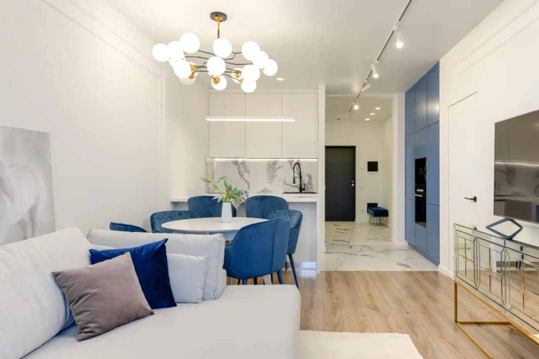 Aranżacja wąskiego pokoju: sprytne triki na funkcjonalną przestrzeń