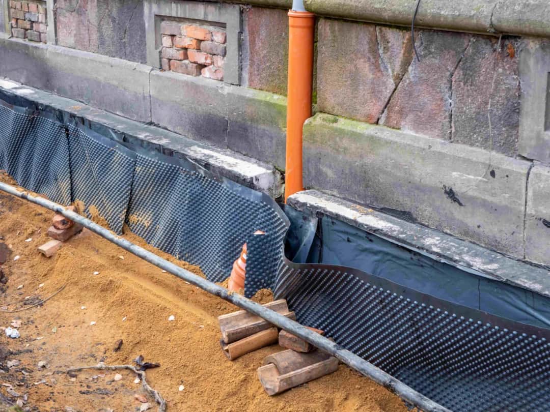 Skuteczne sposoby na osuszenie zawilgoconych fundamentów domu - porady ekspertów