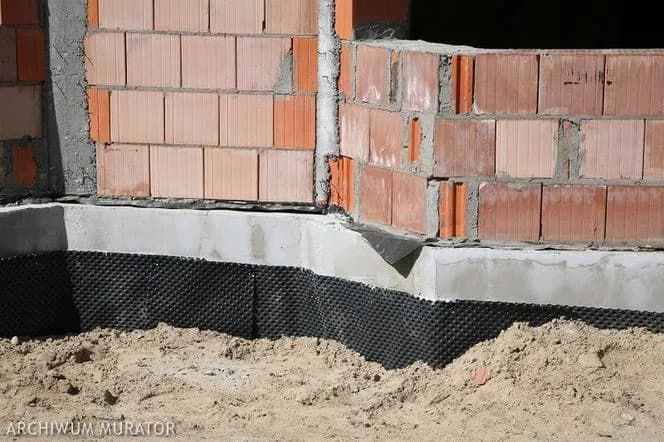 Jak prawidłowo zamontować folię kubełkową na fundamentach - poradnik krok po kroku