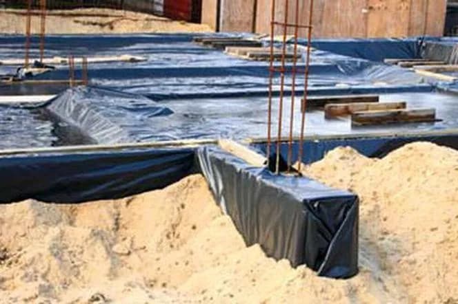 Jak skutecznie zabezpieczyć fundamenty domu na zimę - porady ekspertów