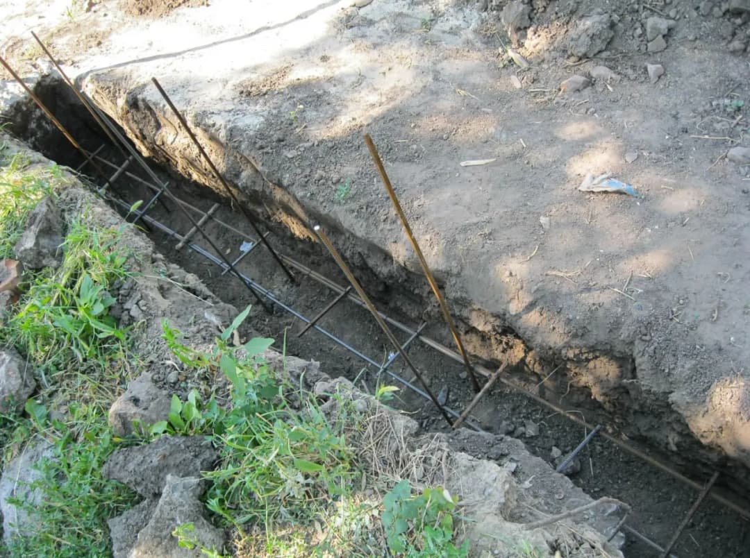 Jak wykonać fundament pod ogrodzenie, aby uniknąć problemów na przyszłość