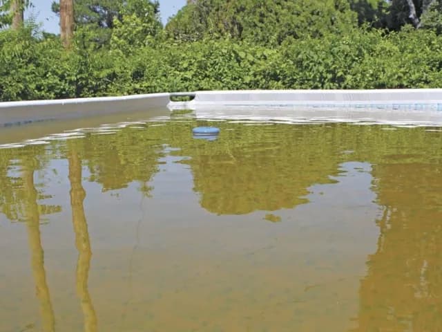 Brązowa woda w basenie: przyczyny i skuteczne sposoby usunięcia