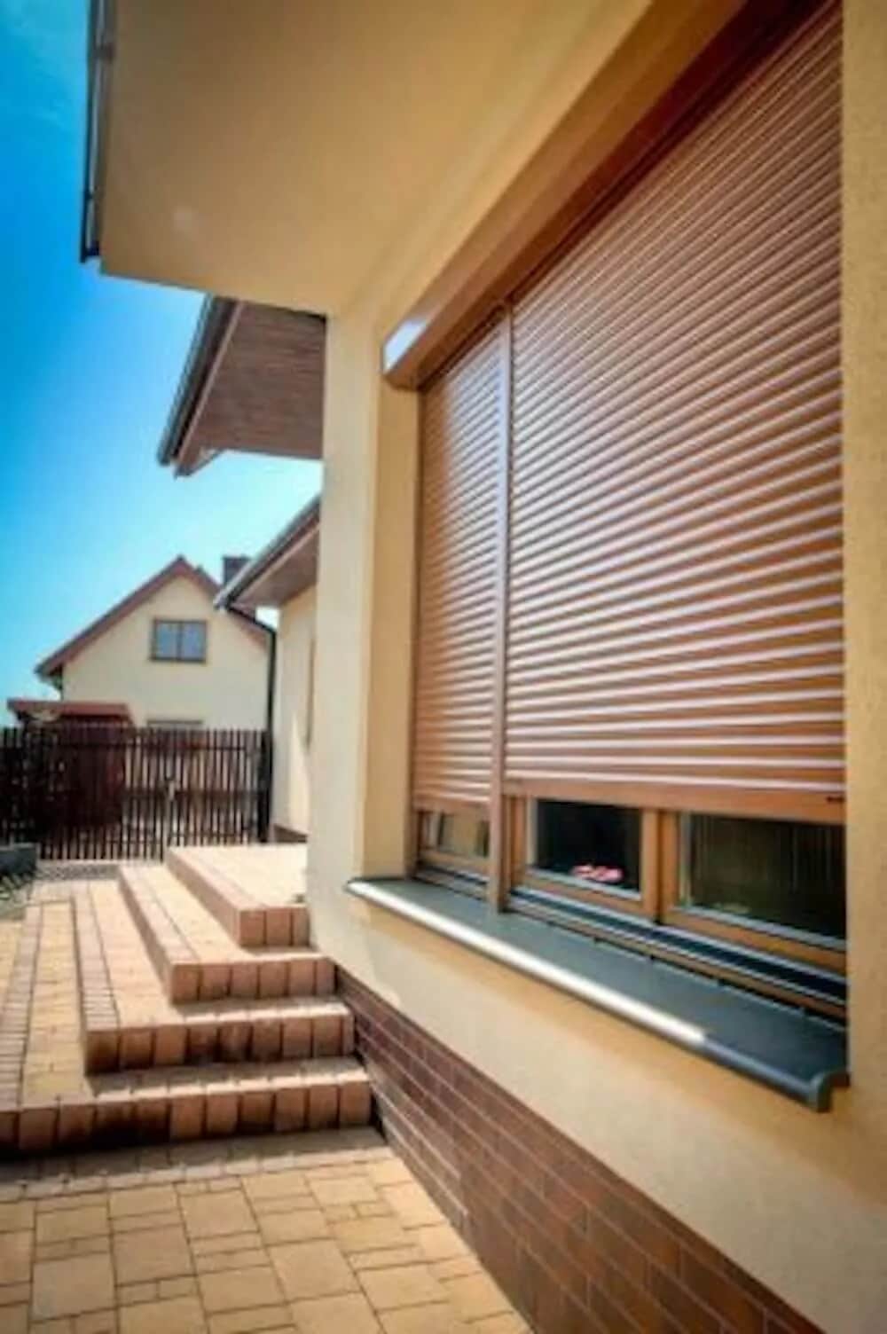 Ile naprawdę kosztują rolety zewnętrzne na okna? Sprawdź, jak nie przepłacić!